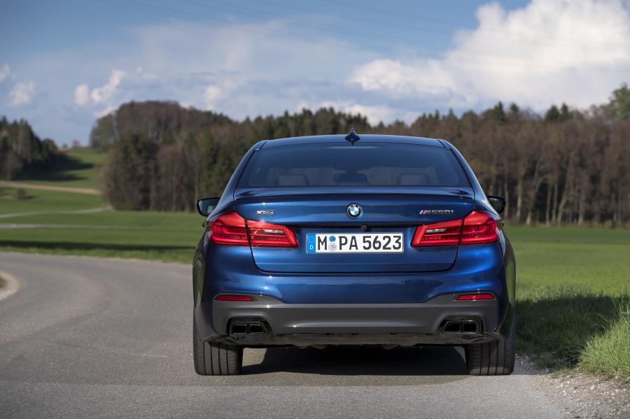  BMW M550i xDrive Sedan 2017 года  (WW) (фото 34 из 48)